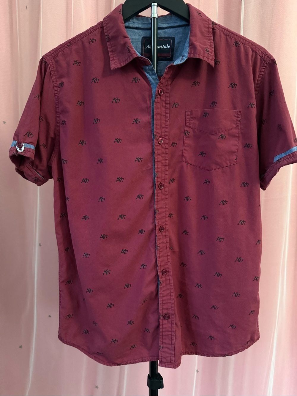 Aeropostale Short-Sleeve Button-Up Shirt in Wine & Light Blue Trim Men’s Size M